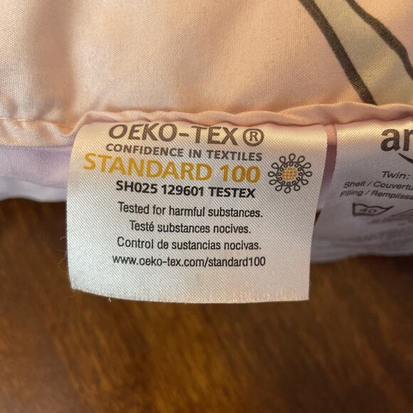 Sleepy Cat Quilted Comforter Twin Size Pink 66"x90" Amazon Basics Oeko-Tex - Picture 2 of 11